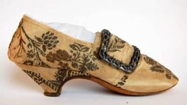 Cream corded silk shoe decorated with flower and leaf pattern embroidery